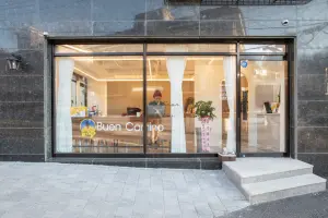 원목 카운터가 돋보이는 감성 카페 부엔까미노